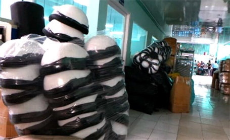 Lực lượng chức năng thu giữ nguyên liệu, hàng hóa chờ kiểm tra xử lý