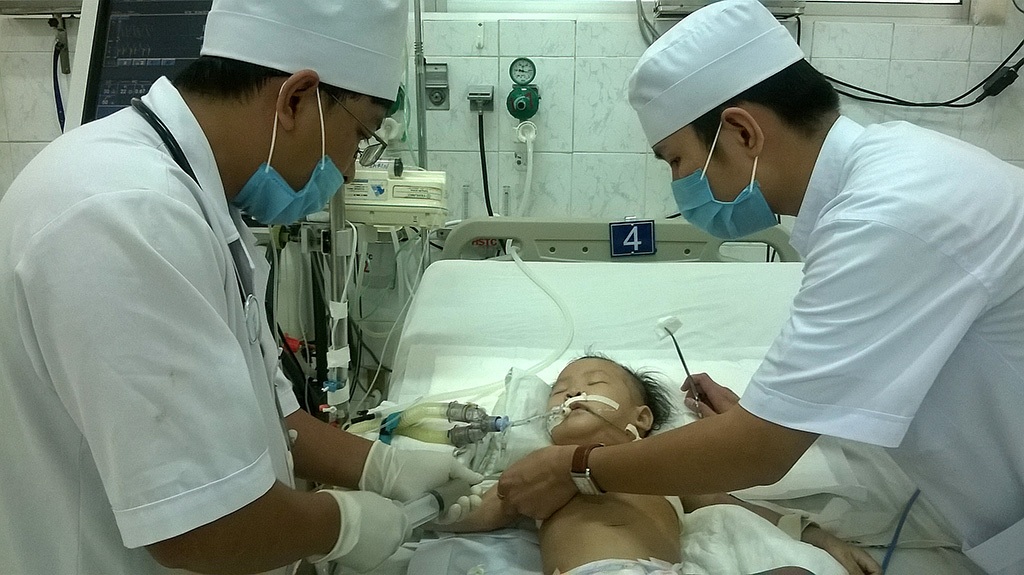 Theo dõi chặt ca tràn dịch dưỡng chấp màng phổi hiếm gặp - 1 Các bác sĩ đang hút dưỡng chất bị tràn cho bé Nguyễn Ngọc
Như T