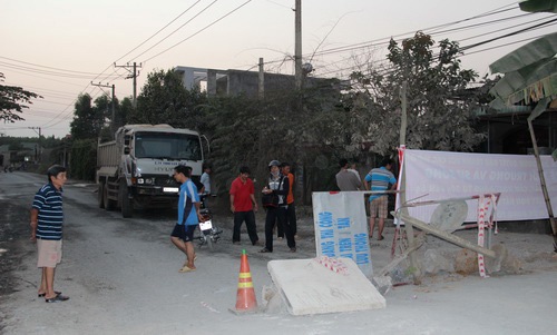 Người dân lại rào đường chặn xe ben chở đá - 1 Người dân lập hàng rào chặn xe tải chở đá