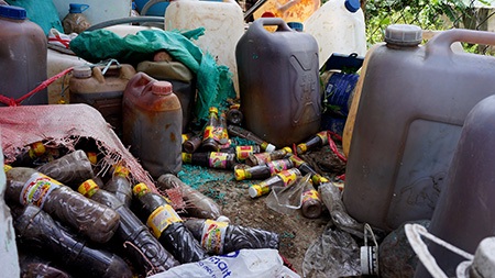 Những loại gia vị được làm giả nằm ngổn ngang dưới đất