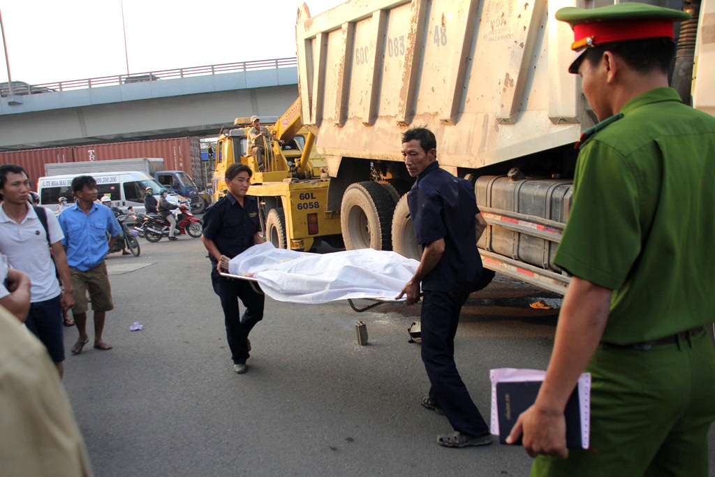 Thi thể nạn nhân được chuyển đi