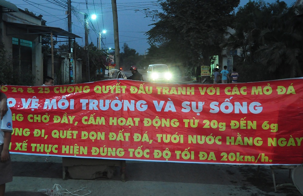 Người dân lại rào đường chặn xe ben chở đá - 2 Khẩu hiệu được người dân lập nên phản đối tình trạng xe chở đá quá tải
