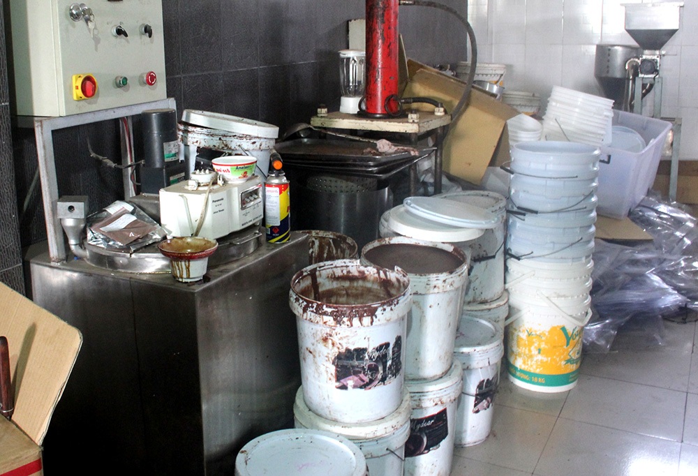 Đột kích công ty sản xuất bánh kẹo từ nguyên liệu “mập mờ” nguồn gốc - 3 Nguyên liệu làm Chocolate để trong các thùng rất mất vệ sinh