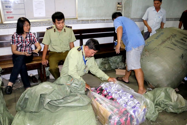Cười ra nước mắt với chiêu “chế” hàng dỏm thành hàng hiệu khủng - 1 Giày, quần áo thời trang giả các thương hiệu nổi tiếng bị lực lượng chức năng thu giữ