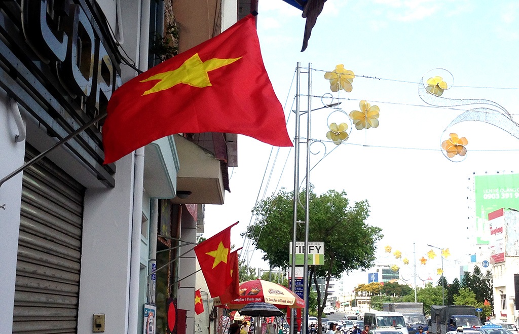 Tiết trời đẹp, nhiều cung bậc cảm xúc trong ngày đầu năm 2015 - 15 Cờ Tổ quốc tung bay trong ngày Tết dương lịch