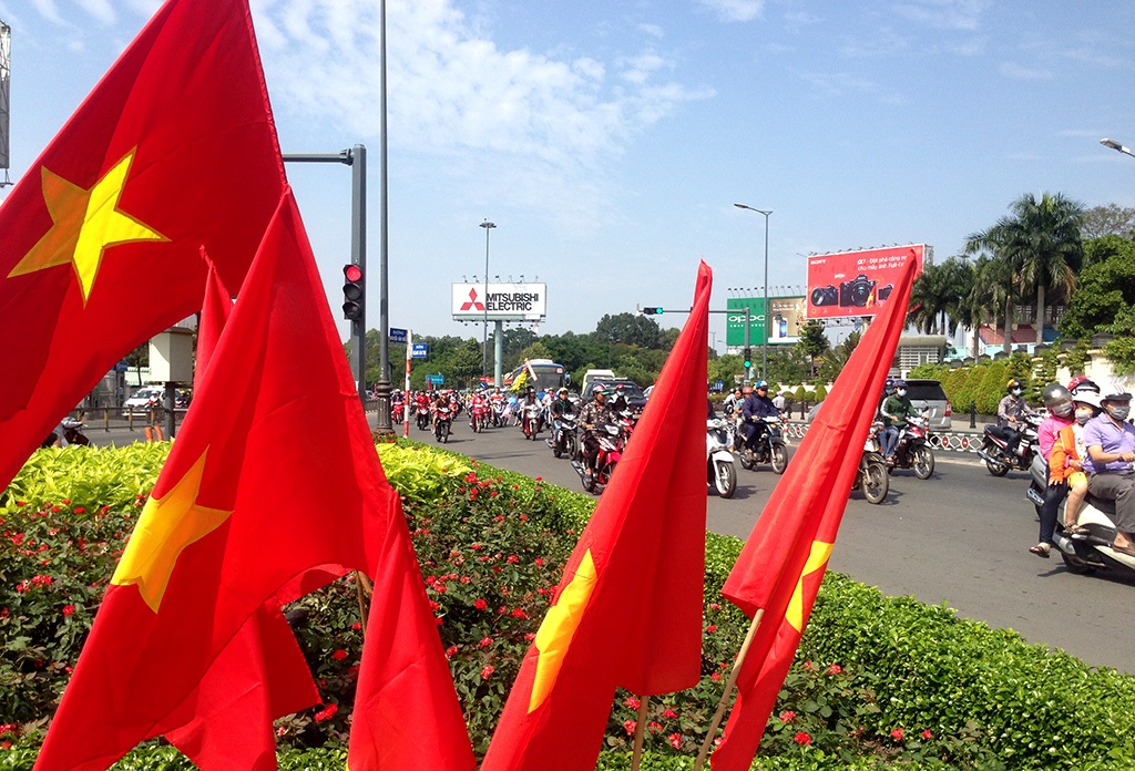 Tiết trời đẹp, nhiều cung bậc cảm xúc trong ngày đầu năm 2015 - 14 Cờ Tổ quốc tung bay trong ngày Tết dương lịch