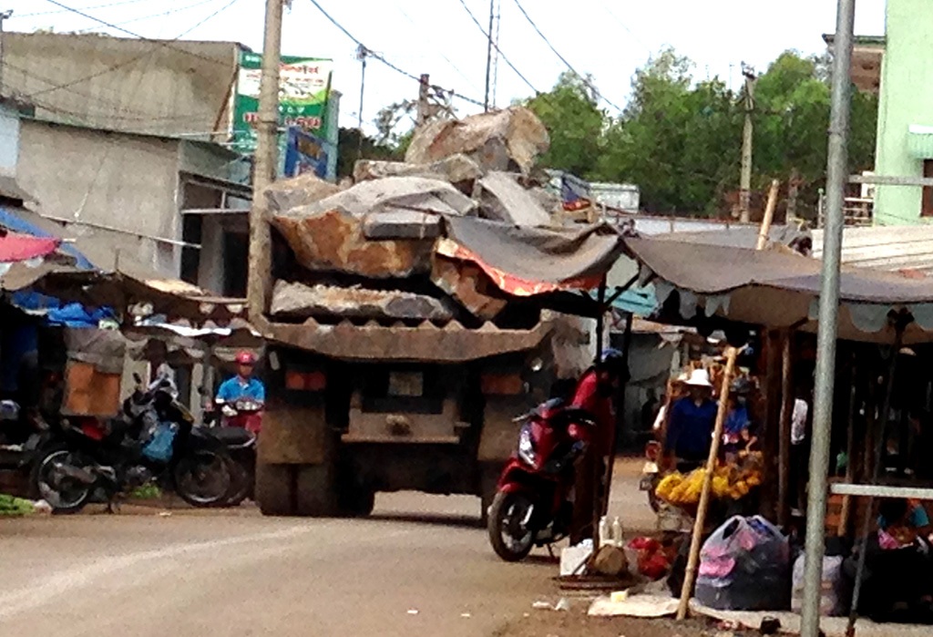 Một xe ben chở đá ầm ầm lao qua chợ, bất chấp những nguy hiểm khôn lường.