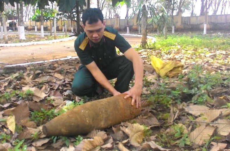 Di dời đầu đạn pháo gần khu dân cư - 1 Lực lượng công binh đã xử lý di dời đầu đạn khỏi khu dân cư