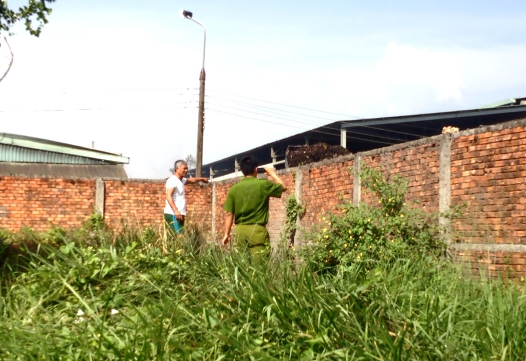 Công ty môi trường chôn trộm bùn rác gần khu dân cư - 1 Người dân hướng dẫn các cơ quan chức năng kiểm tra hiện trường vụ việc