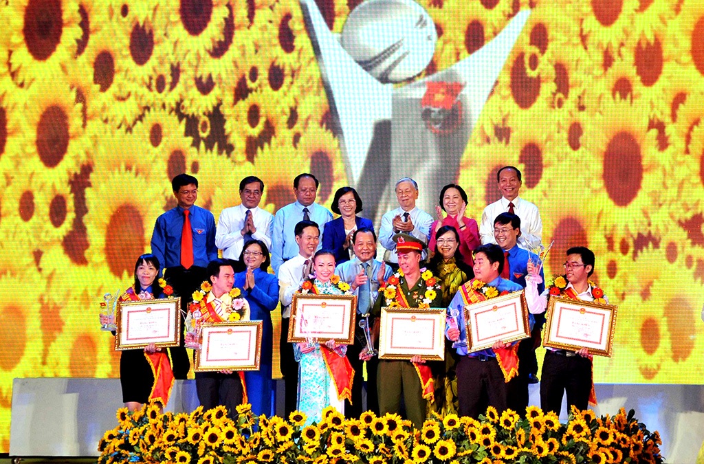 Vinh danh 6 công dân trẻ tiêu biểu năm 2014 - 1 Vinh danh 6 công dân trẻ tiêu biểu năm 2014