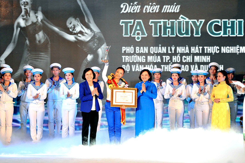 Vinh danh 6 công dân trẻ tiêu biểu năm 2014 - 2 Vinh danh 6 công dân trẻ tiêu biểu năm 2014