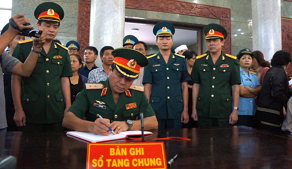 Đau xót tiễn đưa 4 chiến sĩ hy sinh trong vụ rơi trực thăng quân sự - 11 Đứa trẻ ngây thơ chưa hiểu nỗi đau quá lớn.