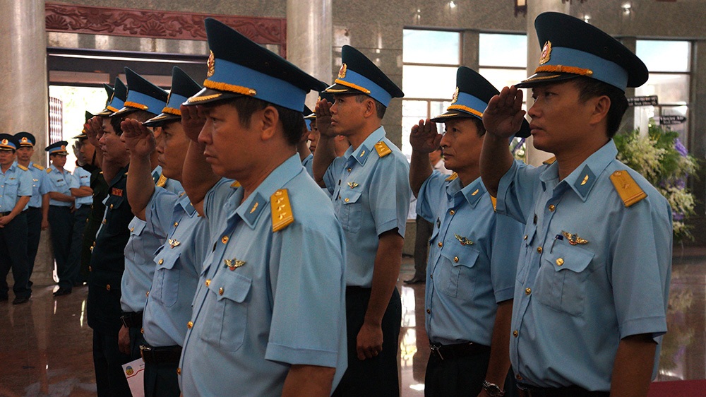 Đau xót tiễn đưa 4 chiến sĩ hy sinh trong vụ rơi trực thăng quân sự - 7 Đứa trẻ ngây thơ chưa hiểu nỗi đau quá lớn.