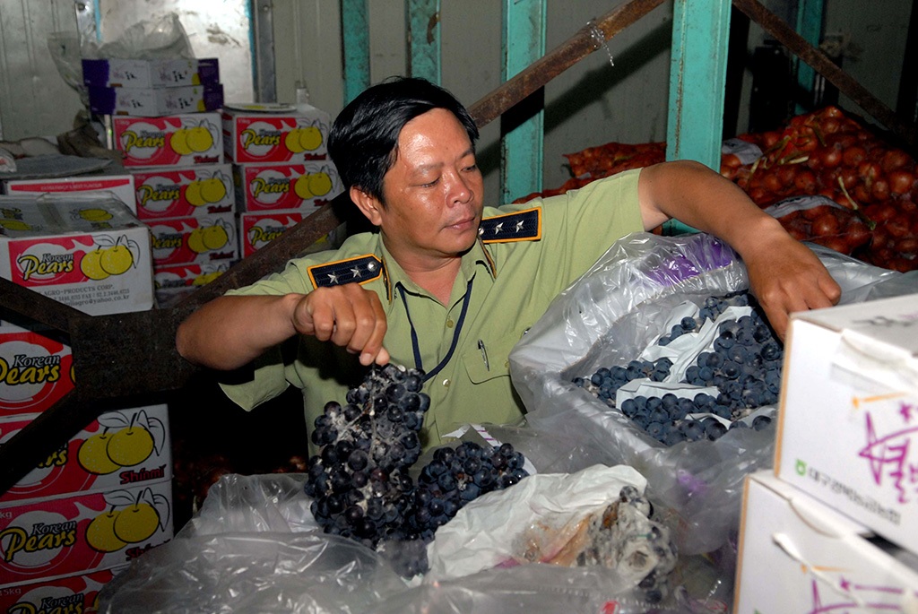 Thu giữ hàng chục tấn trái cây “mập mờ” nguồn gốc tại chợ nông sản - 1 Đọc những thông tin kinh tế - tài chính mới nhất trên