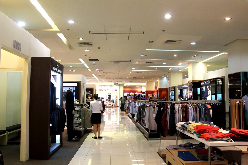 Hàng loạt trung tâm thương mại Parkson “vắng như chùa Bà Đanh” - 1 Cảnh vắng vẻ trong một TTTM Parkson tại TP.HCM