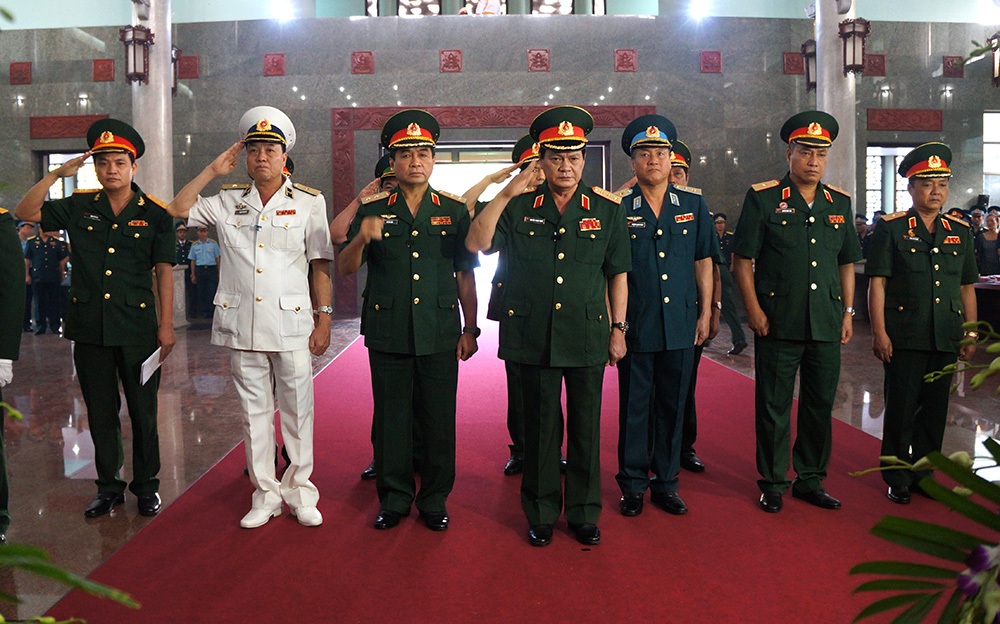 Đau xót tiễn đưa 4 chiến sĩ hy sinh trong vụ rơi trực thăng quân sự - 4 Lãnh đạo Bộ Quốc phòng đến viếng các nạn nhân