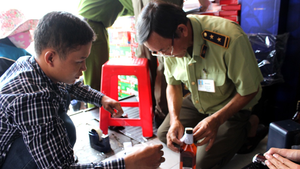 Thuốc lá, rượu lậu bán công khai như chốn không người - 2 Số hàng lậu bị niêm phong, xử lý