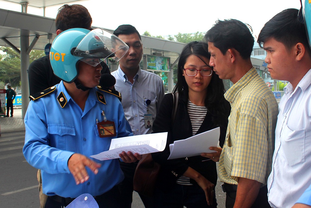 Taxi Uber bị “tuýt còi” xử phạt hàng loạt trong sân bay - 1 TTGT xử lý taxi Uber vi phạm tại sân bay Tân Sơn Nhất
