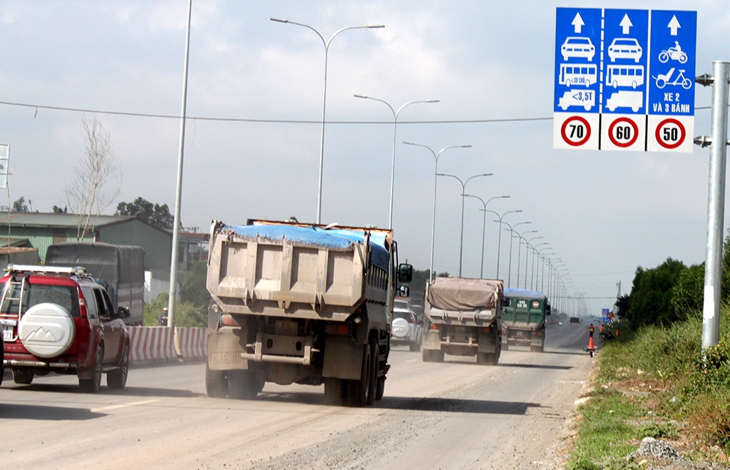 Đường nát rồi mới đề xuất hướng xử lý! - 3 Xe tải ben chở đá lưu thông trên đường Võ Nguyên Giáp, Tp Biên Hoà, tỉnh Đồng Nai