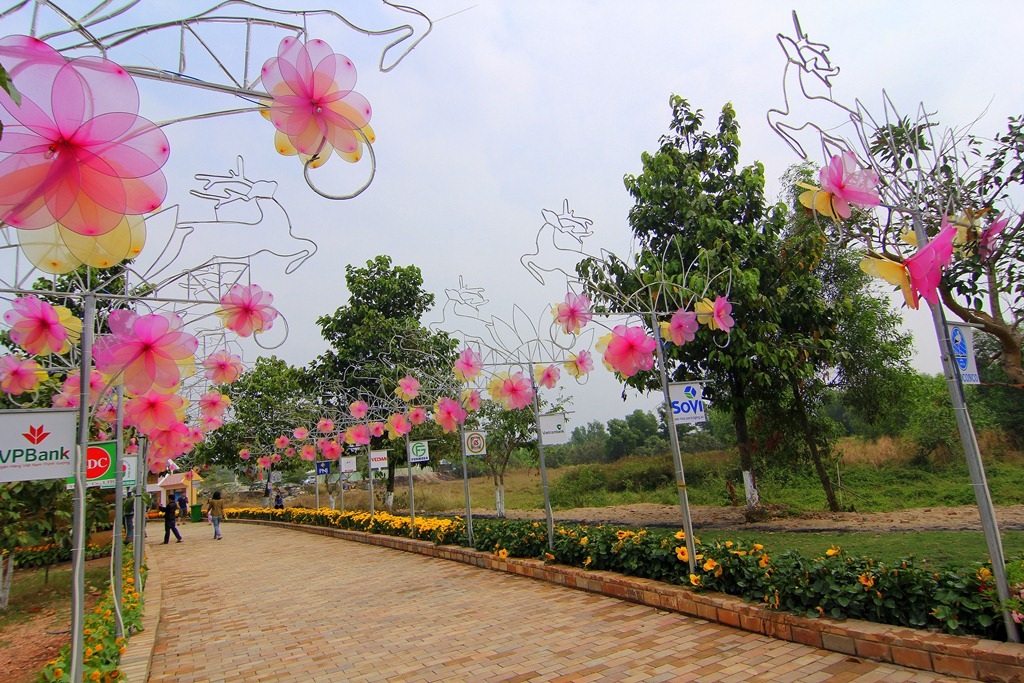 Các ngọn đèn hoa đăng hình hoa mai, hoa đào trên
các lối đi