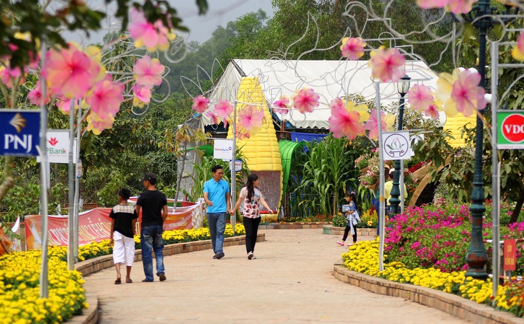 Các ngọn đèn hoa đăng hình hoa mai, hoa đào trên
các lối đi