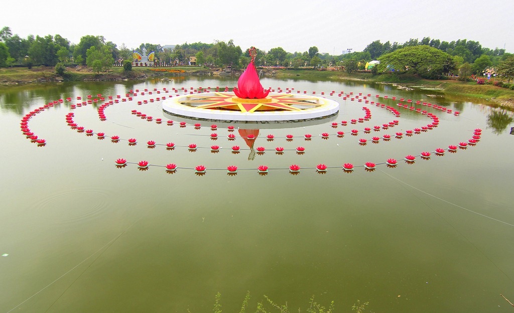 Giữa hồ là những đèn hoa đăng được xếp quanh mô hình bản
đồ Việt Nam