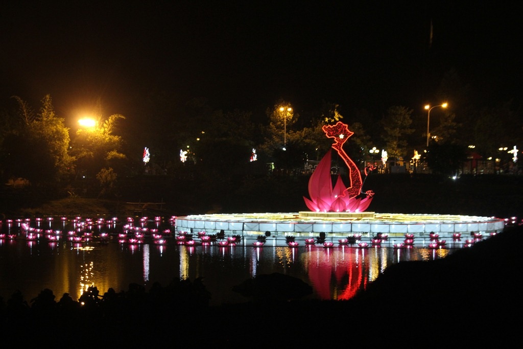 Hoa đăng lung linh vào buổi tối