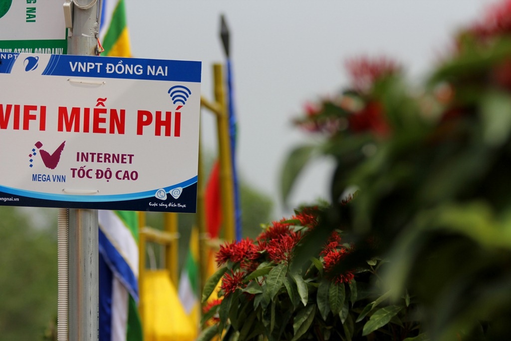 Bắt đầu từ năm 2014, đường hoa Trấn Biên đã được phủ
WiFi miễn phí