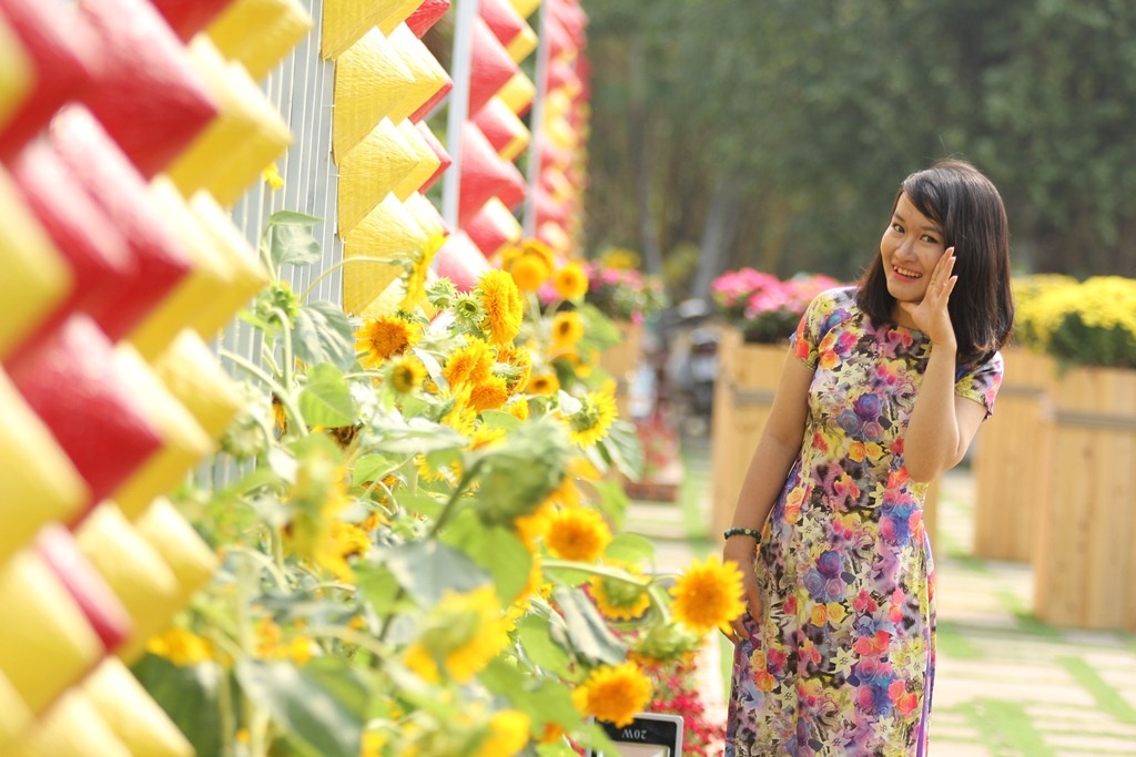 Các bạn trẻ dịu dàng trong tà áo ngày ngày xuân
khi tham quan đường hoa