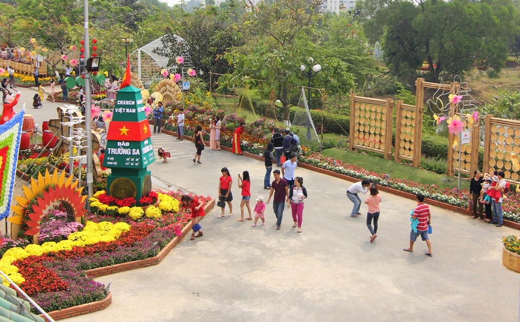 Nhiều người nhận xét đường hoa năm nay độc đáo hơn hẳn
mọi năm