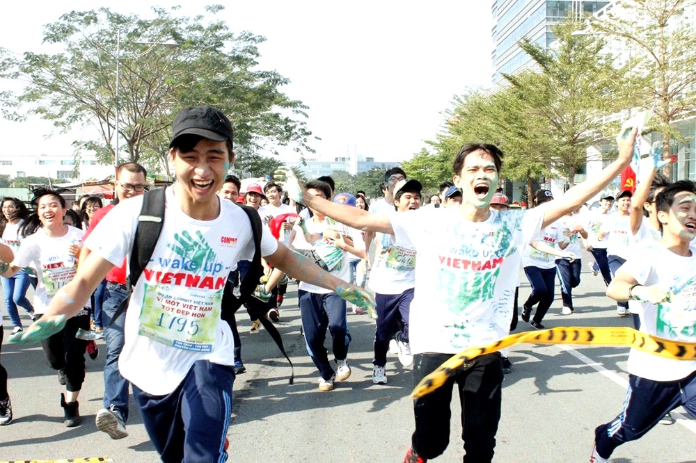 Các bạn trẻ hào hứng khi chạy về đích