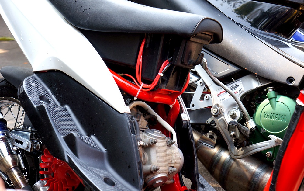 Phần nhựa che máy cũng bị tháo rời