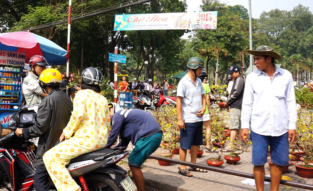 Hình ảnh cuối cùng của chợ hoa tết 2015 - 3 Người bán, người mua đều hối hả trong ngày cuối cùng của năm
