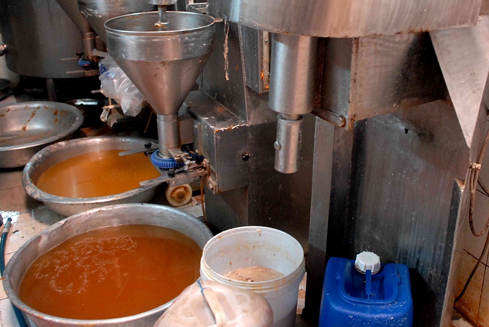 Cá viên, bò viên… “siêu bẩn” từ nguyên liệu đến chế biến - 3 Máy móc chế biến không đảm bảo vệ sinh, nhiều nguyên liệu không rõ nguồn gốc xuất xứ