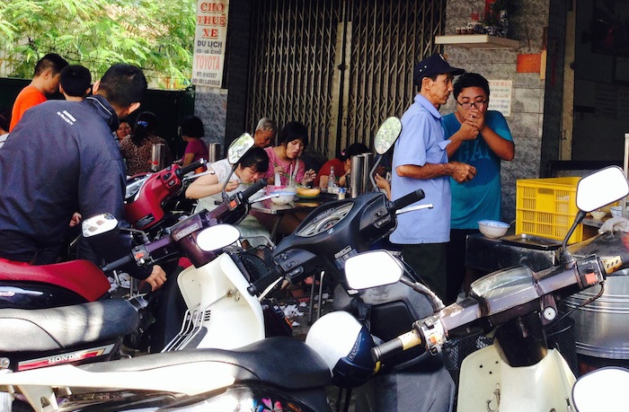 Những điểm ăn sáng tấp nập người ra vào