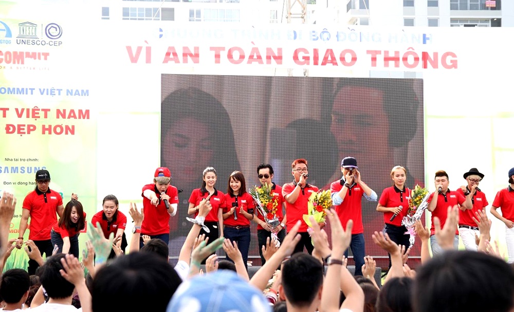 Các Đại sứ biểu diễn bài hát chủ đề của Commit Vietnam