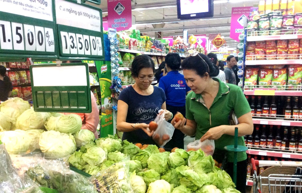 Khách đến siêu thị sáng mùng 2 tết 