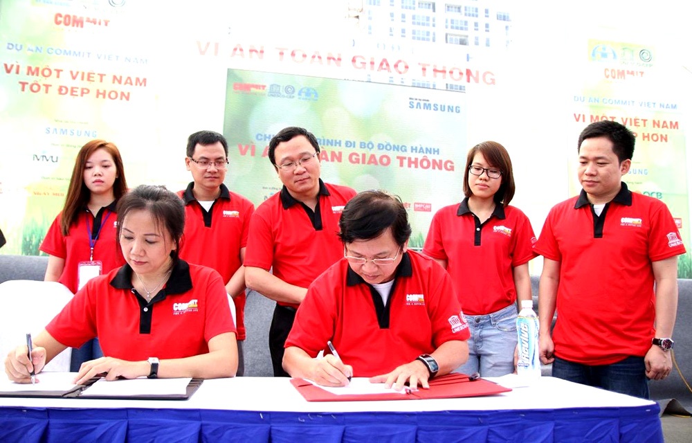 Các Đại sứ biểu diễn bài hát chủ đề của Commit Vietnam