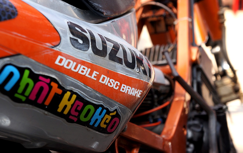 Phần đầu chiếc xe được tháo dời thay bằng những bộ phận khác