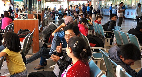 Hàng ngàn người bắt đầu quay lại thành phố sau kỳ nghỉ tết - 4 Bên trong khu nhà chờ khá đông hành khách ngồi nghỉ để chuẩn bị ra xe buýt về nhà