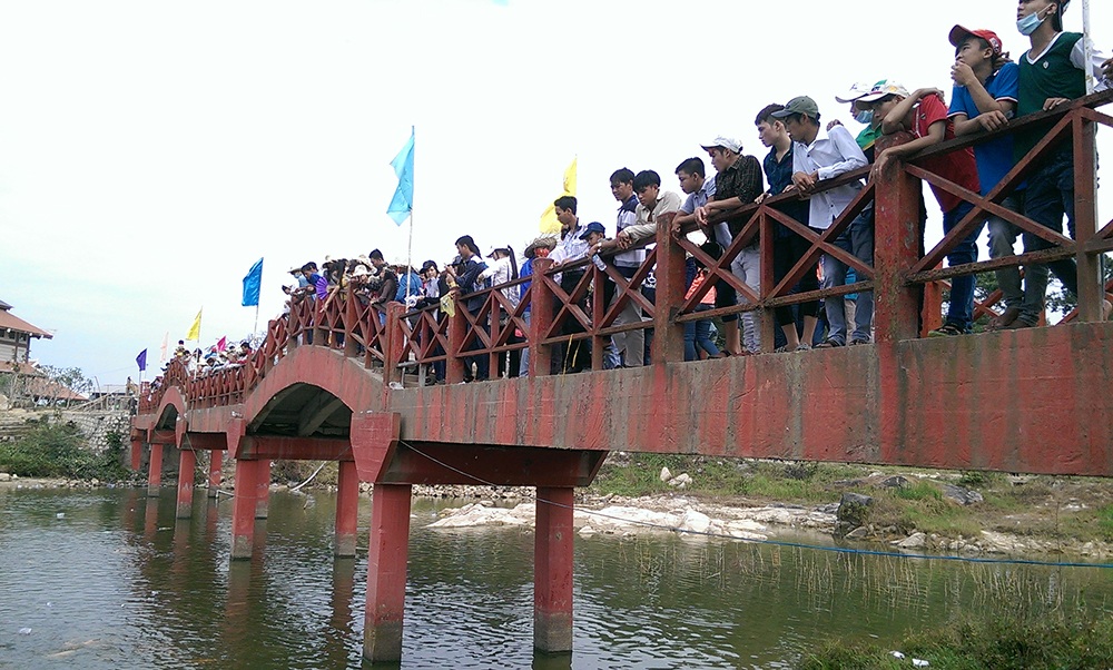 Hàng chục ngàn người ùn ùn đổ về Núi Cấm - 4 Lượng người đổ về Núi Cấm tăng đột biến
