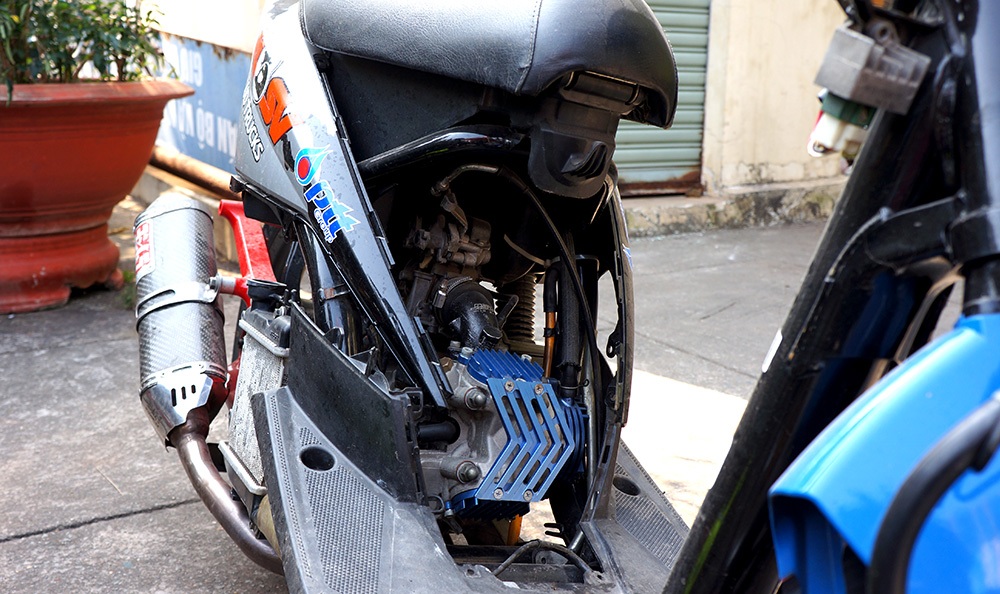 Ốp nhựa che máy đã bị quái xế tháo bỏ