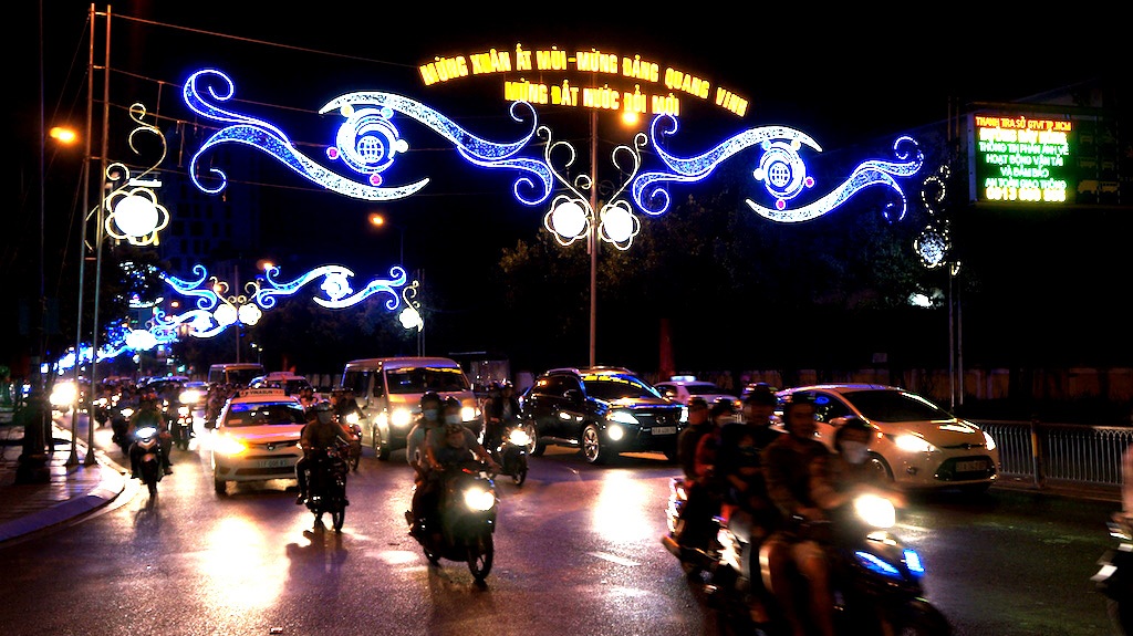 Đường phố lộng lẫy đêm giao thừa -(Ảnh Xuân Hinh - Trung Kiên)