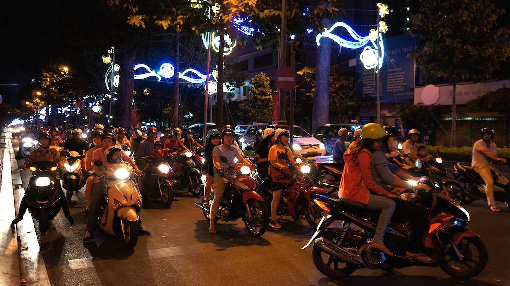 Đường phố lộng lẫy đêm giao thừa -(Ảnh Xuân Hinh - Trung Kiên)