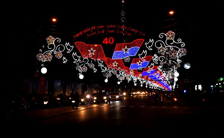 Đường phố lộng lẫy đêm giao thừa -(Ảnh Xuân Hinh - Trung Kiên)