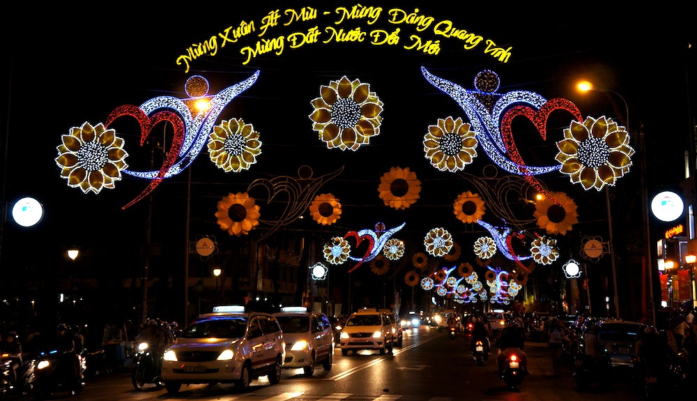 Đường phố lộng lẫy đêm giao thừa -(Ảnh Xuân Hinh - Trung Kiên)