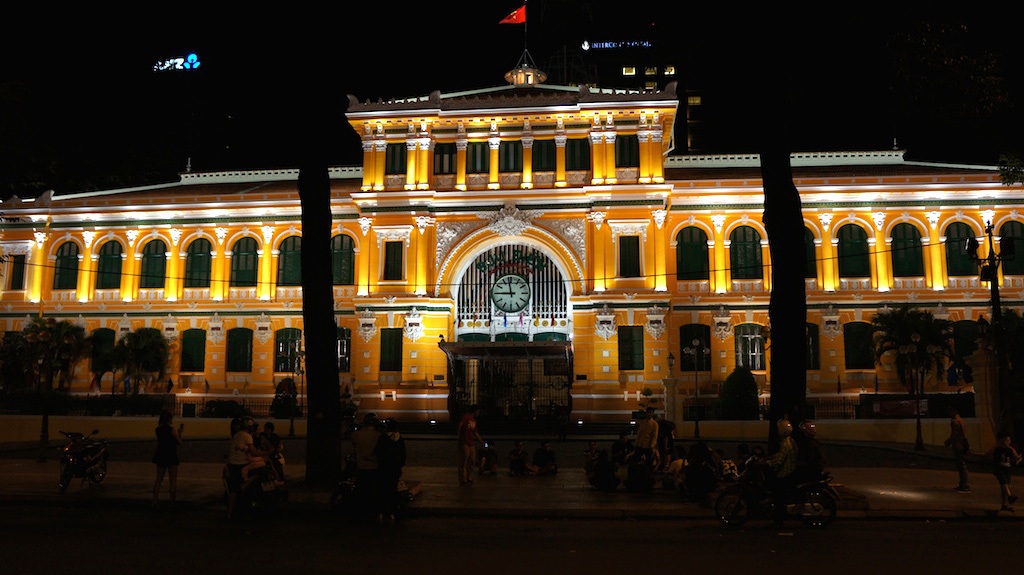 Bưu điện thành phố rực sáng