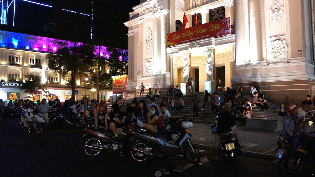 Nhiều người tập trung trước nhà hát thành phố