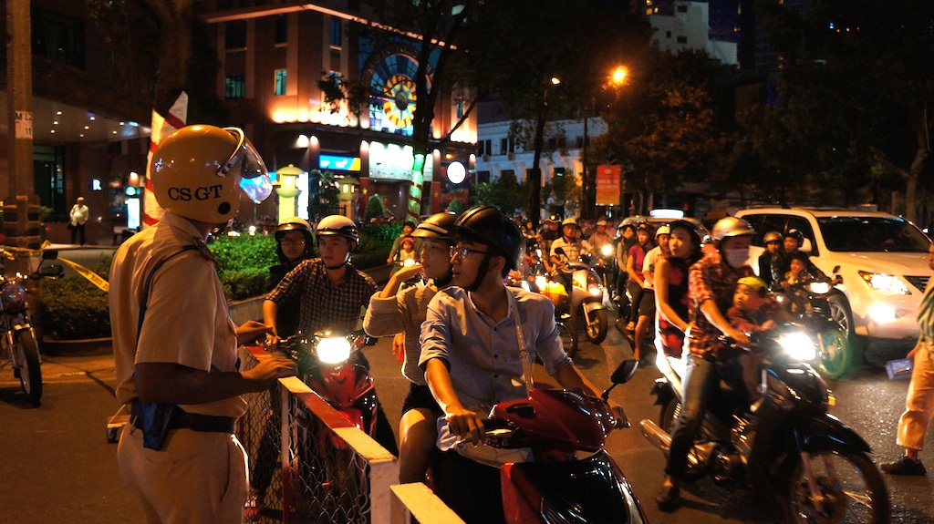 Lực lượng CSGT hướng dẫn đường cho người dân khu vực bắn pháo hoa