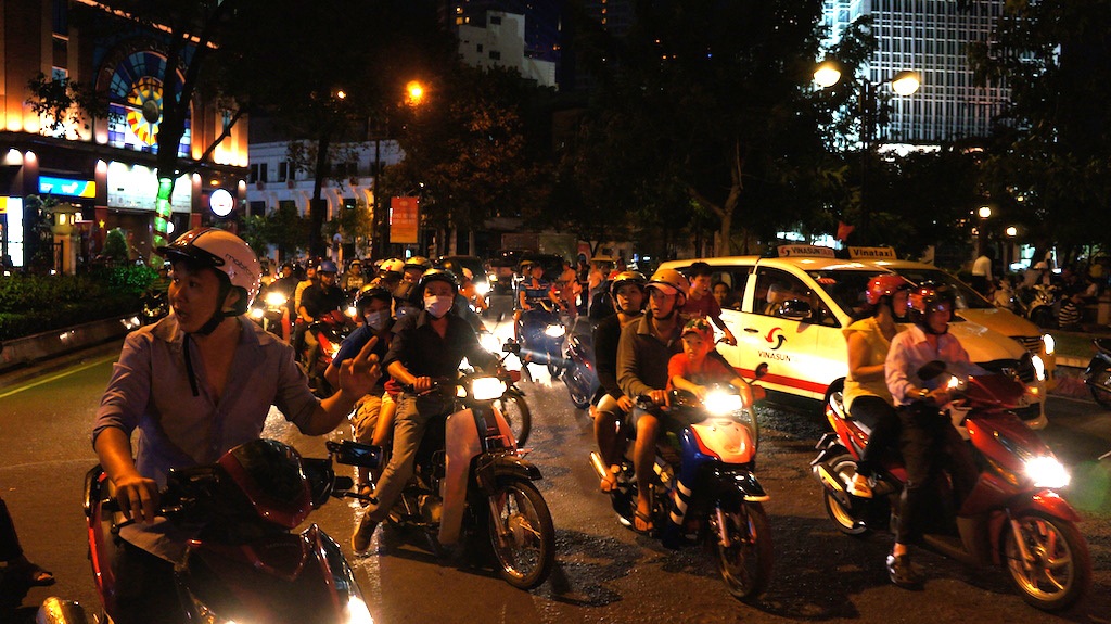 Lực lượng CSGT hướng dẫn đường cho người dân khu vực bắn pháo hoa